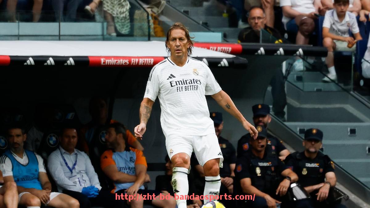 半岛体育-休斯顿火箭队啦啦队队长曝光：场边风采与训练日常